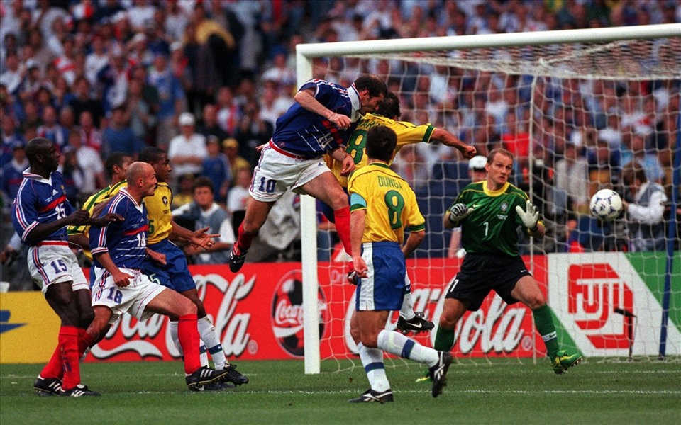 Zinedine Zidane lập cú đúp ở trận chung kết World Cup 1998 đều bằng đánh đầu. Ảnh: FIFA