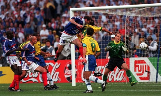 Zinedine Zidane lập cú đúp ở trận chung kết World Cup 1998 đều bằng đánh đầu. Ảnh: FIFA