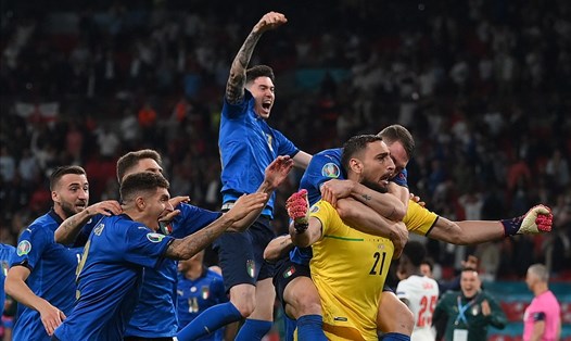 Các cầu thủ Italia ôm chầm lấy Gianluigi Donnarumma sau khi anh giúp đội nhà vô địch EURO 2020. Ảnh: EURO 2020.