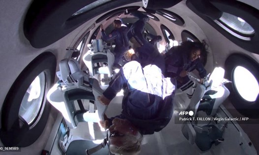Tỉ phú Richard Branson (giữa) và các thành viên phi hành đoàn Unity 22 khác ở trạng thái không trọng lực khi bay vào vũ trụ trên tàu Virgin Galactic. Ảnh: AFP