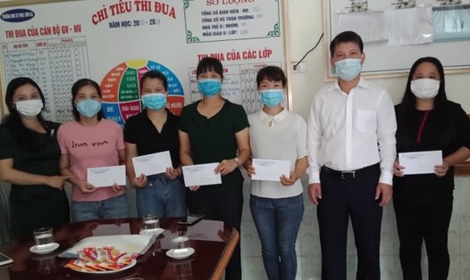 Lãnh đạo LĐLĐ huyện Quốc Oai trao hỗ trợ tại trường Mầm non Tư thục Sơn Ca. Ảnh: LĐH