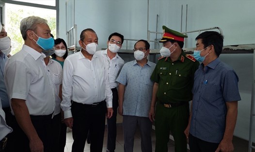 Phó Thủ tướng Thường trực Chính phủ Trương Hoà Bình kiểm tra Bệnh viện dã chiến số 3. Ảnh: Hạnh Dung