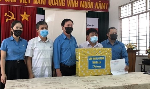Ông Nguyễn Ngọc Minh - Phó Chủ tịch Thường trực LĐLĐ tỉnh Gia Lai trao tặng quà cho CDC tỉnh. Ảnh: ML
