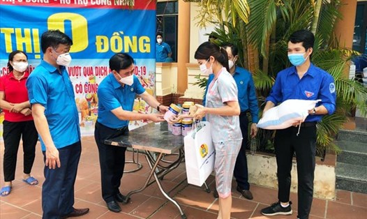 LĐLĐ tỉnh Bắc Giang trao quà tới công nhân lao động gặp khó khăn do dịch COVID-19. Ảnh: Nguyễn Huyền