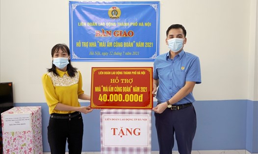 Phó Chủ tịch LĐLĐ Thành phố Hà Nội trao hỗ trợ Mái ấm Công đoàn cho cô giáo Nguyễn Thị Yến. Ảnh: Ngọc Ánh