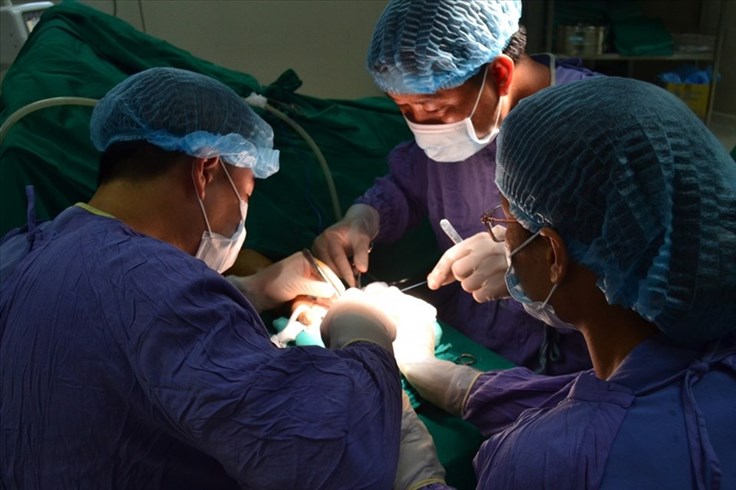 Phẫu thuật cho người bệnh bị máy xay đá nghiến bàn tay
