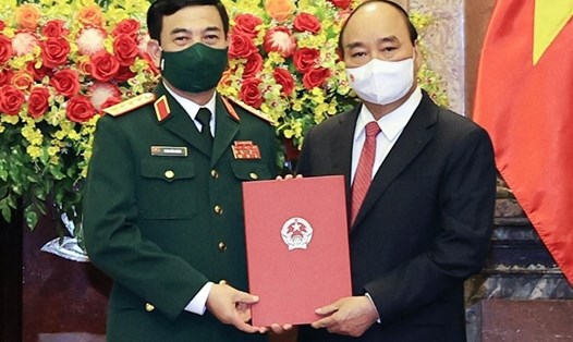 Chủ tịch nước Nguyễn Xuân Phúc trao Quyết định thăng quân hàm từ Thượng tướng lên Đại tướng đối với Bộ trưởng Bộ Quốc phòng Phan Văn Giang. Ảnh: TTXVN