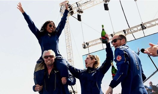 Sirisha Bandla trên vai tỉ phú Richard Branson ăn mừng chuyến bay thành công tới rìa không gian. Ảnh: Virgin Galactic