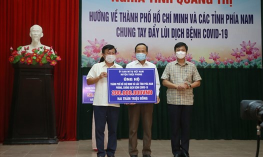 Huyện Triệu Phong của tỉnh Quảng Trị ủng hộ 200 triệu đồng cho TPHCM và các tỉnh phía Nam phòng dịch COVID-19. Ảnh: Hưng Thơ.