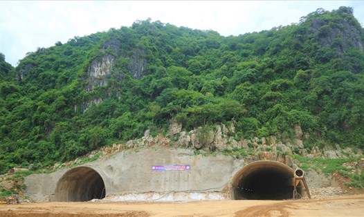 Hai đường hầm qua dãy núi Tam Điệp (Ninh Bình) thuộc dự án cao tốc Bắc - Nam đã được đào thông vào ngày 12.7. Ảnh: NT