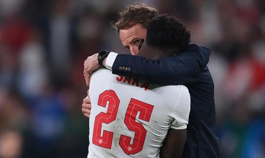 Gareth Southgate an ủi Saka, sau khi anh thực hiện hỏng cú đá luân lưu khiến tuyển Anh thua Italia 2-3 ở trận chung kết EURO 2020. Ảnh: AFP.