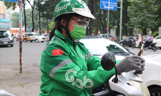 Lái xe công nghệ, nhân viên vệ sinh... cũng sẽ được Thành phố Hà Nội xét nghiệm sàng lọc COVID-19. Ảnh: LĐ