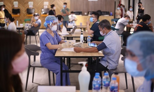 Tiêm vaccine COVID-19 cho công nhân trong Khu chế xuất Tân Thuận (quận 7, TP.HCM).  Ảnh: Thanh Vũ