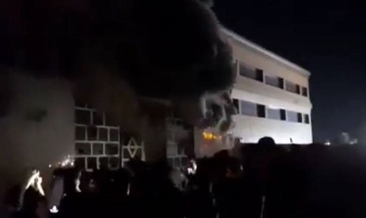 Khói đen dày đặc bốc lên từ đám cháy bệnh viện Al Hussein ở Iraq tối 12.7. Ảnh: Al Hussein Hospital