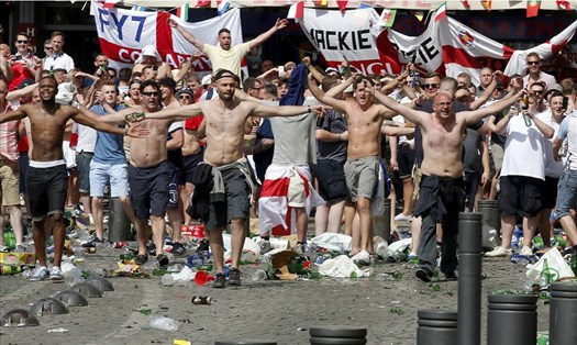 Người Anh "chào đón bóng đá về nhà" bằng những hình ảnh đáng buồn thế này. Ảnh: Daily Mail