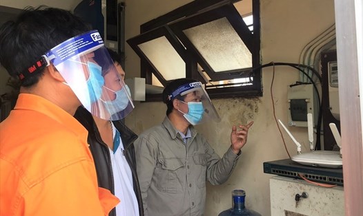 Công nhân điện lực tại Lâm Đồng sử dụng mũ chắn giọt bắn khi công tác ngoài hiện trường. Ảnh EVNHCMC cung cấp.