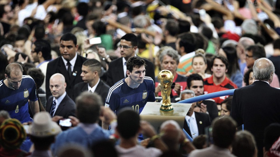 Lionel Messi đã "lướt" qua chức vô địch đầu tiên trong màu áo đội tuyển quốc gia ở World Cup 2014. Ảnh: FIFA