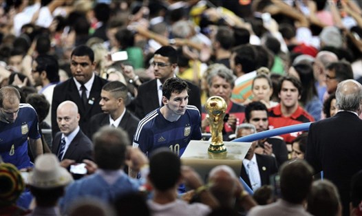 Lionel Messi đã "lướt" qua chức vô địch đầu tiên trong màu áo đội tuyển quốc gia ở World Cup 2014. Ảnh: FIFA