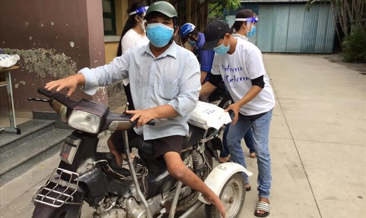 Người dân Đà Nẵng ủng hộ vật lực, tiếp sức người lao động TPHCM mùa dịch. Ảnh: Quang Duyên