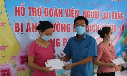 Ông Nguyễn Thanh Bình, Phó Chủ tịch Liên đoàn Lao động tỉnh Thái Bình trao qùa động viên cho các đoàn viên tại Công ty TNHH Hanul. Ảnh Bá Mạnh