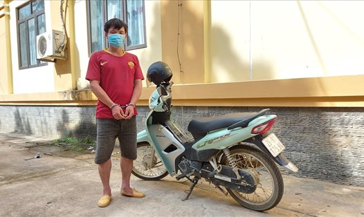 Đối tượng Tòng Văn Châu và chiếc xe máy đã trộm cắp tại huyện Thuận Châu, tỉnh Sơn La. Ảnh: Công an huyện Quỳnh Nhai.