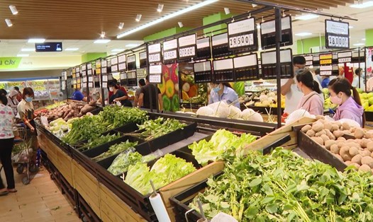 Rau tươi vẫn có nhiều trong các siêu thị sáng 13.7 và sẽ đảm bảo cung cấp đầy đủ hàng hóa cho người dân. Ảnh: T.A