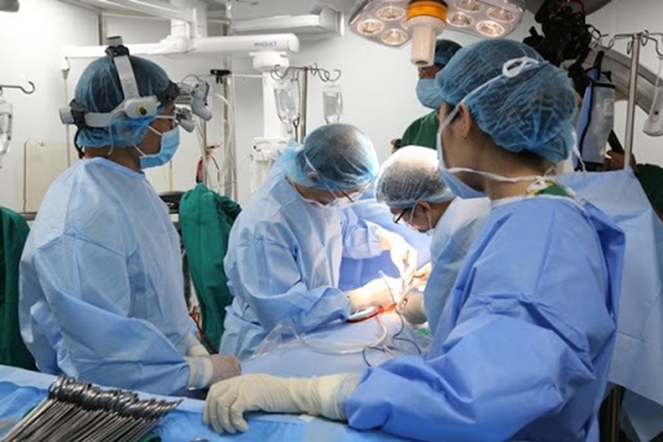 Bị cuốn vào băng tải dây chuyền, người đàn ông cụt một bên tay phải Bị cuốn vào băng tải dây chuyền, người đàn ông cụt một bên tay phải