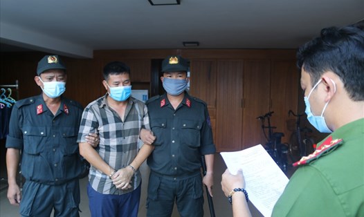 Cơ quan An ninh điều tra Công an tỉnh Quảng Trị thi hành lệnh khám xét nơi ở và nơi làm việc của Tạ Việt Hùng. Ảnh: CA cung cấp.