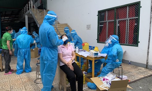 Xét nghiệm COVID-19 cho công nhân Công ty TNHH Changshin Việt Nam. Ảnh: Hà Anh Chiến