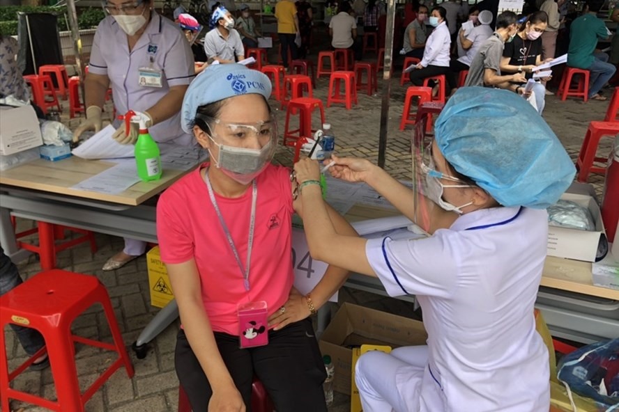 Hơn 2.200 công nhân Công ty PouYuen được tiêm vaccine phòng dịch COVID-19. Ảnh: Đức Long