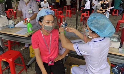 Hơn 2.200 công nhân Công ty PouYuen được tiêm vaccine phòng dịch COVID-19. Ảnh: Đức Long