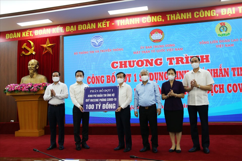 Trao 100 tỉ đồng từ tiền nhắn tin ủng hộ cho Quỹ vaccine phòng COVID-19