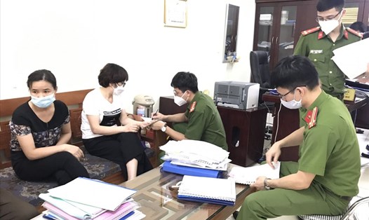 Cơ quan CSĐT Công an tỉnh Bắc Giang khám xét tại phòng làm việc bị can Nguyễn Thanh Mai. Ảnh: CABG.