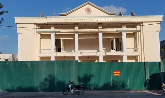 Dự án xây dựng Nhà văn hóa trung tâm tỉnh Ninh Bình đang được triển khai thi công tháo dỡ tài sản để thanh lý theo quy định. Ảnh: NT