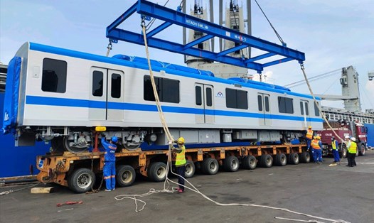 Đoàn tàu thuộc tuyến metro số 1 được nâng hạ và cố định lên xe siêu trường siêu trọng ở cảng Khánh Hội.  Ảnh: MAUR