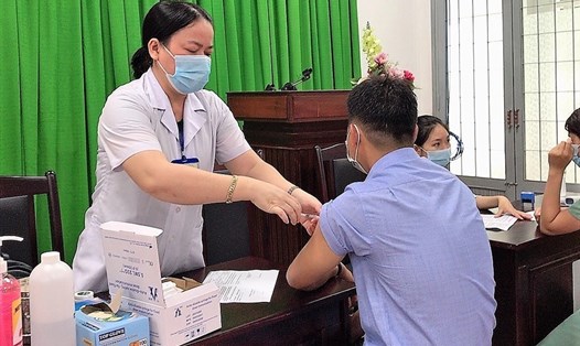 TP.Phú Quốc tiêm vaccine phòng COVID-19 cho nhóm đối tượng ưu tiên trên địa bàn. Ảnh: Hoàng Dung