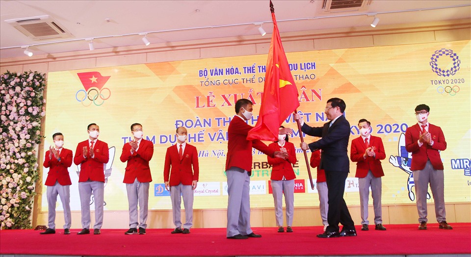 Trưởng đoàn Trần Đức Phấn nhận cờ từ Phó Thủ tướng Phạm Bình Minh. Ảnh: Bùi Lượng