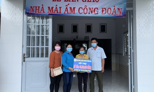 Bàn giao "Mái ấm Công đoàn cho giáo viên mầm non tại TP Hồng Ngự (tỉnh Đồng Tháp).
