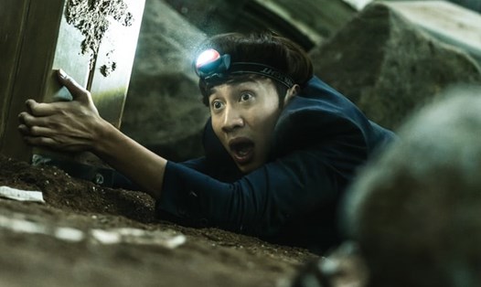 Lee Kwang Soo trong phim thảm họa mới. Ảnh: Poster
