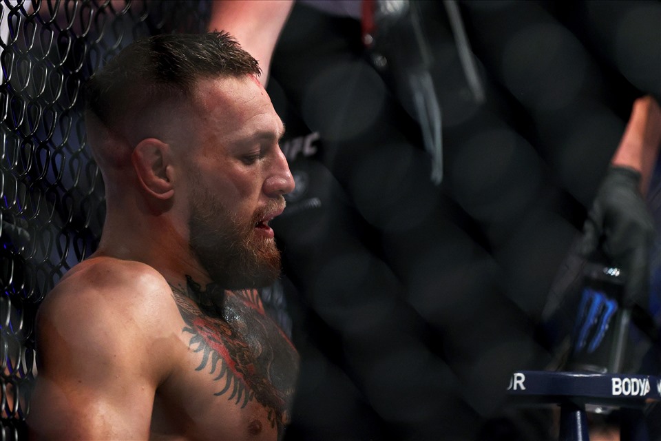 Năm nay, Conor McGregor đón sinh nhật trên giường bệnh với chiếc xương chày bị gãy. Ảnh: MMA