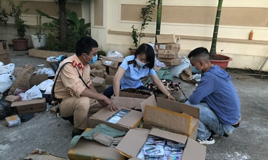 Lực lượng chức năng kiểm kê số lượng tang vật. Ảnh Cục Quản lý thị trường Quảng Ninh