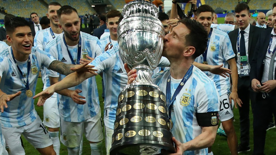 Lionel Messi cuối cùng cũng đã có danh hiệu đầu tiên trong màu áo đội tuyển Argentina. Ảnh: Copa America