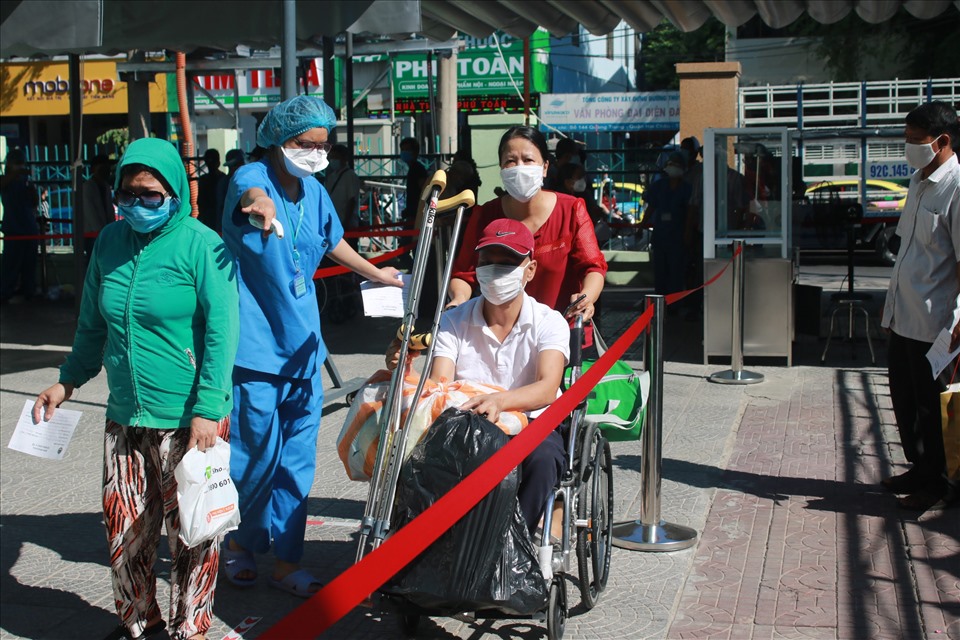 Một người đi cấp cứu ở Bệnh viện Đà Nẵng, xét nghiệm dương tính SARS-CoV-2. Ảnh minh hoạ: TT