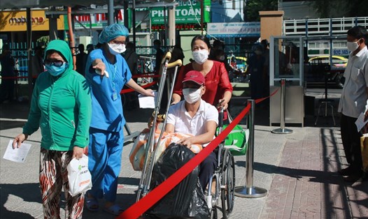 Một người đi cấp cứu ở Bệnh viện Đà Nẵng, xét nghiệm dương tính SARS-CoV-2. Ảnh minh hoạ: TT