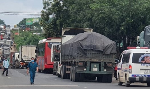 Hàng đoàn xe vận tải tắc cứng ở Đắk Nông do chờ trình "giấy thông hành" hoặc test nhanh âm tính với COVID-19. Ảnh: P.H