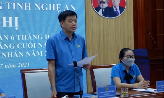 Chủ tịch LĐLĐ tỉnh Nghệ An Kha Văn Tám khai mạc Hội nghị trực tuyến sơ kết họat động công đoàn 6 tháng đầu năm, triển khai nhiệm vụ 6 tháng cuối năm. Ảnh: TT