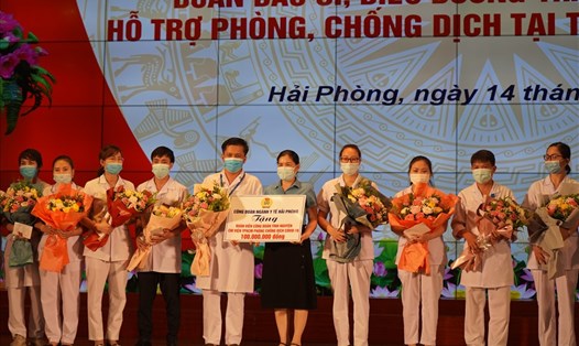 Công đoàn ngành Y tế Hải Phòng trao quà tặng đoàn cán bộ, bác sĩ tình nguyện chi viện cho TPHCM chống dịch COVID-19. Ảnh Mai Dung