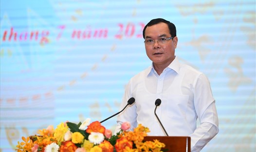 Ông Nguyễn Đình Khang, Uỷ viên Trung ương Đảng, Chủ tịch Tổng LĐLĐVN phát biểu tại hội nghị. Ảnh: Hải Nguyễn