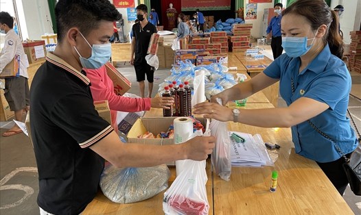 Người lao động trong khu phong toả nhận hỗ trợ nhu yếu phẩm tại "Siêu thị 0 đồng" do Liên đoàn Lao động tỉnh Bắc Giang tổ chức. Ảnh Việt Lâm