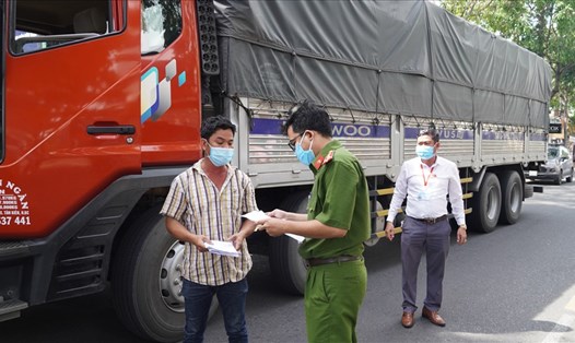 Chốt kiểm soát của Phường 4 kiểm tra giấy tờ 1 xe tải chở hàng di chuyển trong địa bàn Vũng Tàu. Ảnh: T.A